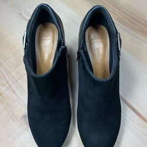 Clarks Cushion Soft Black Ankle Bootie Heels Size 8 Buckle Zip Comfort